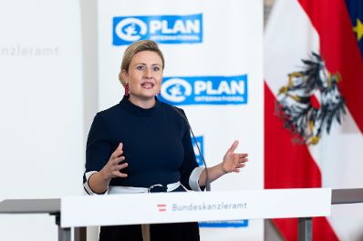 Am 7. November 2023 eröffnete Bundesministerin Susanne Raab (im Bild) die Verleihung des „Plan Medienpreis für Kinderrechte“ im Bundeskanzleramt.