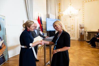 Am 7. November 2023 eröffnete Bundesministerin Susanne Raab (l.) die Verleihung des „Plan Medienpreis für Kinderrechte“ im Bundeskanzleramt.
