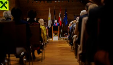 Am 8. November 2023 hielt Bundesministerin Susanne Raab (m.) einen Vortrag bei der Österreichische Gesellschaft für Völkerverständigung.