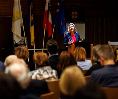 Am 8. November 2023 hielt Bundesministerin Susanne Raab (m.r.) einen Vortrag bei der Österreichische Gesellschaft für Völkerverständigung.