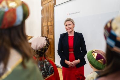 Am 10. Jänner 2023 empfing Bundesministerin Susanne Raab (m.) Sternsinger in ihrem Büro.
