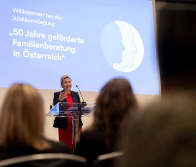 Am 25. Jänner 2024 nahm Bundesministerin Susanne Raab (2.v.l.) an der Tagung zu „50 Jahre geförderte Familienberatung“ teil.