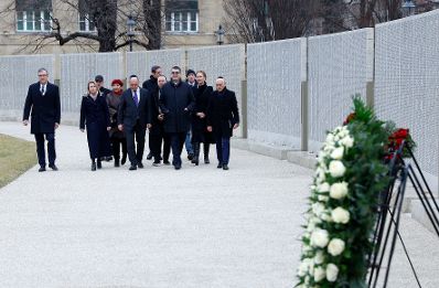 Am 26. Jänner 2024 nahm Bundesministerin Susanne Raab an der Gedenkminute bei der Shoah Namensmauern Gedenkstätte anlässlich des International Holocaust Remembrance Day teil.