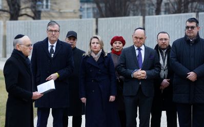 Am 26. Jänner 2024 nahm Bundesministerin Susanne Raab an der Gedenkminute bei der Shoah Namensmauern Gedenkstätte anlässlich des International Holocaust Remembrance Day teil.