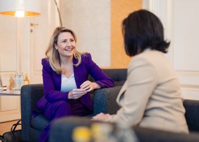 Am 29. Jänner 2024 empfing Bundesministerin Susanne Raab (l.) die Bundesratspräsidentin Margit Göll (r.) zu einem Arbeitsgespräch.