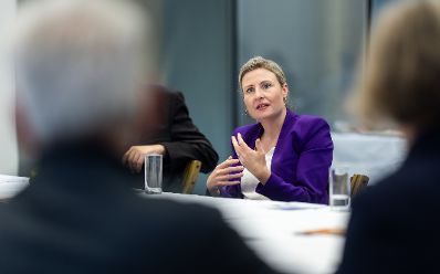 Am 31. Jänner 2024 nahm Bundesministerin Susanne Raab (m.) am zweiten österreichischen Frauensportsymposium teil.