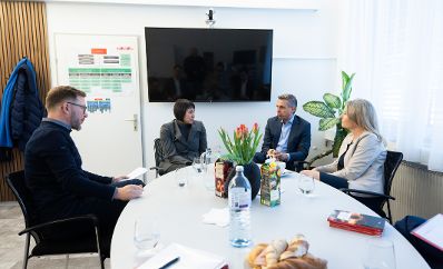 Am 1. Februar 2024 besuchte Bundesministerin Susanne Raab (r.) das Migrants Care Projekt der Volkshilfe Oberösterreich.