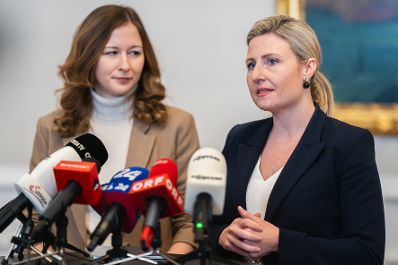 Am 21. Februar 2024 gab Bundesministerin Susanne Raab (r.) gemeinsam mit Staatssekretärin Claudia Plakolm (l.) eine Pressekonferenz zum Thema Kinderschutz.