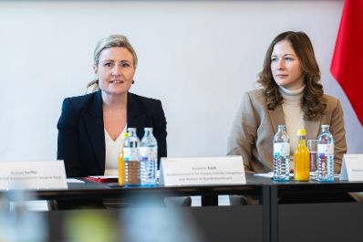 Am 21. Februar 2024 nahm Bundesministerin Susanne Raab (l.) gemeinsam mit Staatssekretärin Claudia Plakolm (r.) am Kinderschutzgipfel im Bundeskanzleramt teil.