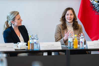 Am 21. Februar 2024 nahm Bundesministerin Susanne Raab (l.) gemeinsam mit Staatssekretärin Claudia Plakolm (r.) am Kinderschutzgipfel im Bundeskanzleramt teil.