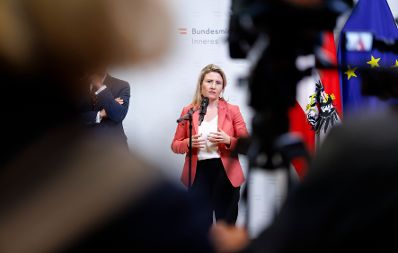 Am 29. Februar 2024 nahm Bundesministerin Susanne Raab am Doorstep nach den Arbeitsgesprächen zu Tötungsdelikten an Frauen teil.