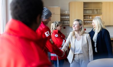 Am 4. März 2024 besuchte Bundesministerin Susanne Raab (im Bild) im Rahmen ihres Bundesländertages in Oberösterreich die Dienststelle Lembach des Österreichischen Roten Kreuzes.