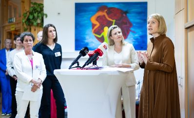 Am 4. März 2024 nahm Bundesministerin Susanne Raab (im Bild) im Rahmen ihres Bundesländertages in Oberösterreich an der Eröffnung des Frauenhauses in Rohrbach teil.