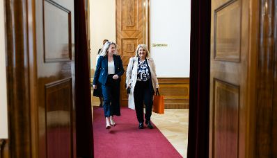 Am 15. April 2024 empfing Bundesministerin Susanne Raab (l.) die griechische Vizeministerin für Migration und Asyl, Sofia Voultepsi (r.) zu einem Arbeitsgespräch.