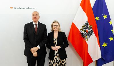 Am 22. April 2024 empfing Bundesministerin Susanne Raab (r.) den Präsidenten des Obersten Gerichtshofs Georg Kodek (l.) zu einem Arbeitsgespräch.
