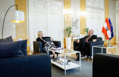 Am 22. April 2024 empfing Bundesministerin Susanne Raab (l.) den Präsidenten des Obersten Gerichtshofs Georg Kodek (r.) zu einem Arbeitsgespräch.