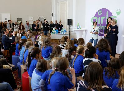 Am 25. April 2024 fand der Girls' Day im Bundeskanzleramt statt. Im Bild Bundesministerin Susanne Raab bei der Eröffnung.