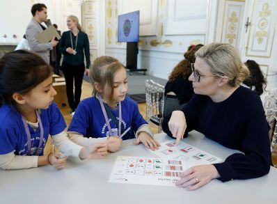 Am 25. April 2024 fand der Girls' Day im Bundeskanzleramt statt. Im Bild Bundesministerin Susanne Raab.