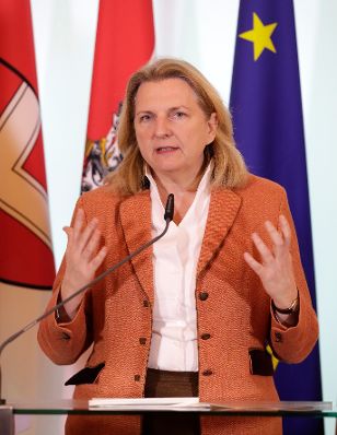 Bundesministerin Karin Kneissl beim Pressefoyer nach dem Ministerrat am 24. Jänner 2018.