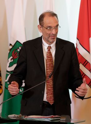 Bundesminister Heinz Faßmann beim Pressefoyer nach dem Ministerrat am 24. Jänner 2018.