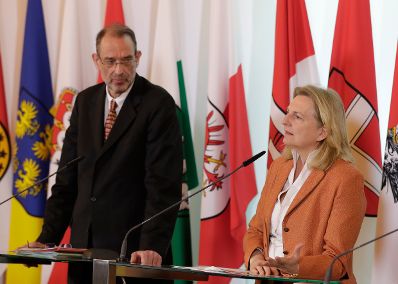 Bundesminister Heinz Faßmann (l.) und Bundesministerin Karin Kneissl (r.) beim Pressefoyer nach dem Ministerrat am 24. Jänner 2018.