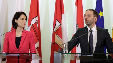 Bundesminister Herbert Kickl (r.) und Staatssekretärin Karoline Edtstadler (l.) beim Pressefoyer nach dem Ministerrat am 14. Februar 2018.
