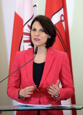 Staatssekretärin Karoline Edtstadler beim Pressefoyer nach dem Ministerrat am 14. Februar 2018.
