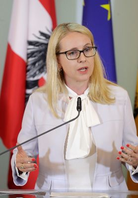 Bundesministerin Margarete Schramböck (im Bild) beim Pressefoyer nach dem Ministerrat am 16. Mai 2018.
