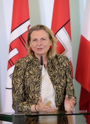 Bundesministerin Karin Kneissl (im Bild) beim Pressefoyer nach dem Ministerrat am 16. Mai 2018.