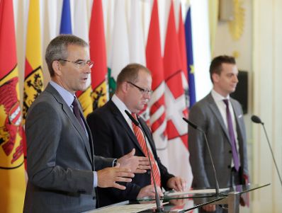 Bundesminister Hartwig Löger (l.) und Staatssekretär Hubert Fuchs (m.) beim Pressefoyer nach dem Ministerrat am 13. Juni 2018.
