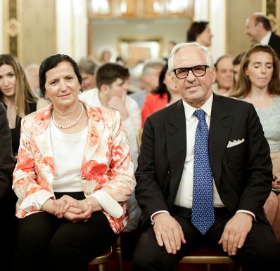 Am 21. Juni 2018 fand die Überreichung des Goldenen Ehrenzeichens für Verdienste um die Republik Österreich an Aki Nuredini (r.) statt. Im Bild mit seiner Gattin (l.).