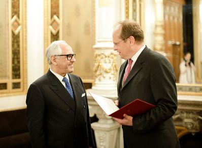Am 21. Juni 2018 fand die Überreichung des Goldenen Ehrenzeichens für Verdienste um die Republik Österreich an Aki Nuredini (l.) statt.