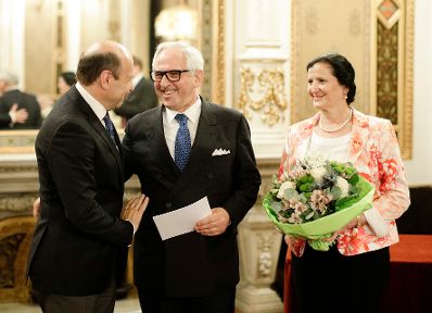 Am 21. Juni 2018 fand die Überreichung des Goldenen Ehrenzeichens für Verdienste um die Republik Österreich an Aki Nuredini (m.) statt. Im Bild mit dem Direktor der Staatsoper und Laudator Dominique Meyer (l.) und seiner Gattin (r.).