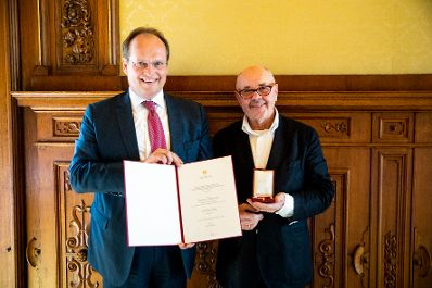 Am 26. Juni 2018 wurde das Österreichische Ehrenkreuz für Wissenschaft und Kunst an Diethmar Straßer (r.) überreicht. Im Bild mit dem Geschäftsführer der Bundestheater Holding Christian Kircher (l.).