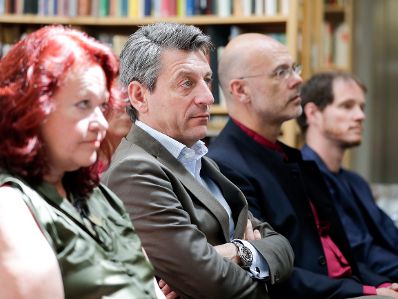Am 1. Juli 2018 überreichte Sektionschef Jürgen Meindl (2.v.l.) die Staatspreise für literarische Übersetzung an Brigitte Große (l.) und an Andy Jelčić (2.v.r.).