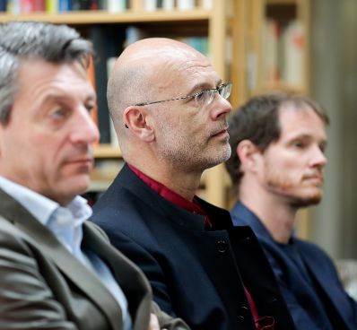 Am 1. Juli 2018 überreichte Sektionschef Jürgen Meindl (l.) die Staatspreise für literarische Übersetzung an Brigitte Große und an Andy Jelčić (m.).