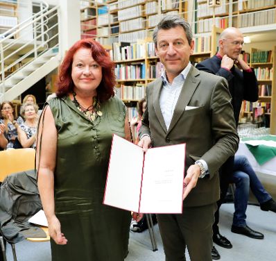 Am 1. Juli 2018 überreichte Sektionschef Jürgen Meindl (r.) die Staatspreise für literarische Übersetzung an Brigitte Große (l.) und an Andy Jelčić.