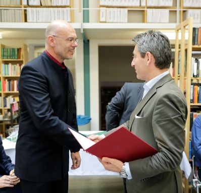Am 1. Juli 2018 überreichte Sektionschef Jürgen Meindl (r.) die Staatspreise für literarische Übersetzung an Brigitte Große und an Andy Jelčić (l.).