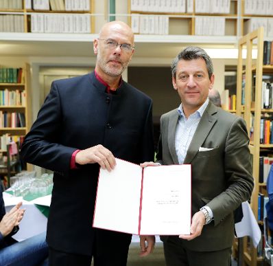 Am 1. Juli 2018 überreichte Sektionschef Jürgen Meindl (r.) die Staatspreise für literarische Übersetzung an Brigitte Große und an Andy Jelčić (l.).
