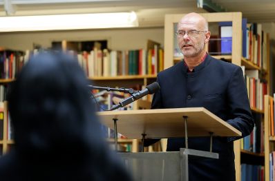 Am 1. Juli 2018 überreichte Sektionschef Jürgen Meindl die Staatspreise für literarische Übersetzung an Brigitte Große und an Andy Jelčić (im Bild).