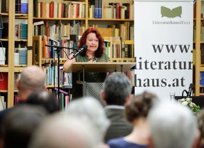 Am 1. Juli 2018 überreichte Sektionschef Jürgen Meindl die Staatspreise für literarische Übersetzung an Brigitte Große (im Bild) und an Andy Jelčić.