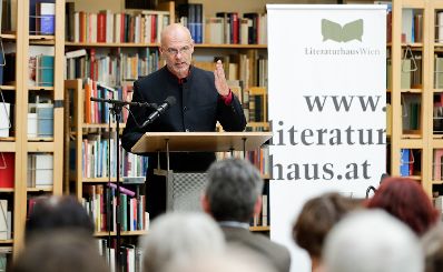 Am 1. Juli 2018 überreichte Sektionschef Jürgen Meindl die Staatspreise für literarische Übersetzung an Brigitte Große und an Andy Jelčić (im Bild).