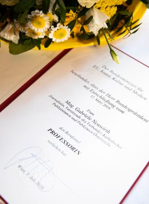 Am 3. Juli 2018 wurden die Urkunde über die Verleihung des Berufstitels Professorin an Gabriele Neuwirth und das Österreichische Ehrenkreuz für Wissenschaft und Kunst I. Klasse an Peter Pawlowsky überreicht.