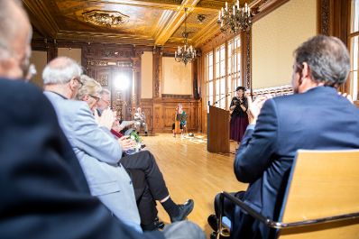 Am 3. Juli 2018 wurden die Urkunde über die Verleihung des Berufstitels Professorin an Gabriele Neuwirth (im Bild) und das Österreichische Ehrenkreuz für Wissenschaft und Kunst I. Klasse an Peter Pawlowsky überreicht.