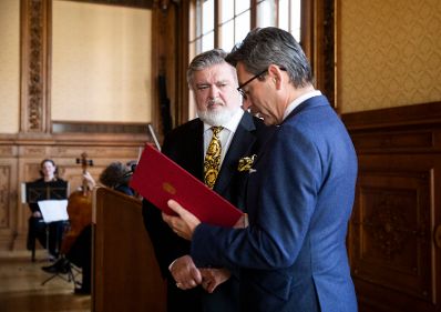 Am 27. September 2018 überreichte Sektionschef Jürgen Meindl (r.) das Österreichische Ehrenkreuz für Wissenschaft und Kunst an Kammersänger Peter Dvorský (l.).