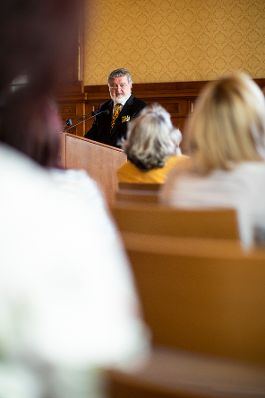 Am 27. September 2018 überreichte Sektionschef Jürgen Meindl das Österreichische Ehrenkreuz für Wissenschaft und Kunst an Kammersänger Peter Dvorský (im Bild).