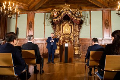 Am 22. Oktober 2018 überreichte Sektionschef Jürgen Meindl das Österreichische Ehrenkreuz für Wissenschaft und Kunst an Thomas Dänemark.