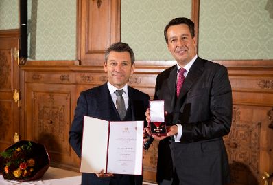 Am 22. Oktober 2018 überreichte Sektionschef Jürgen Meindl (l.) das Österreichische Ehrenkreuz für Wissenschaft und Kunst an Thomas Dänemark (r.).