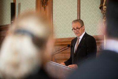 Am 22. Oktober 2018 überreichte Sektionschef Jürgen Meindl das Österreichische Ehrenkreuz für Wissenschaft und Kunst an Thomas Dänemark. Im Bild der Laudator Kammerschauspieler Joseph Lorenz.
