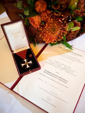 Am 22. Oktober 2018 überreichte Reinhold Hohengartner das Österreichische Ehrenkreuz für Wissenschaft und Kunst an Hubert Waldner.